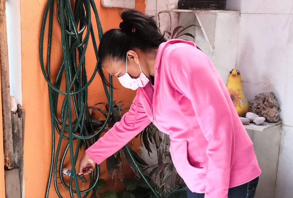 La señora Verónica se quedó sin agua en las primeras horas del día. | Erik Solheim Rocha