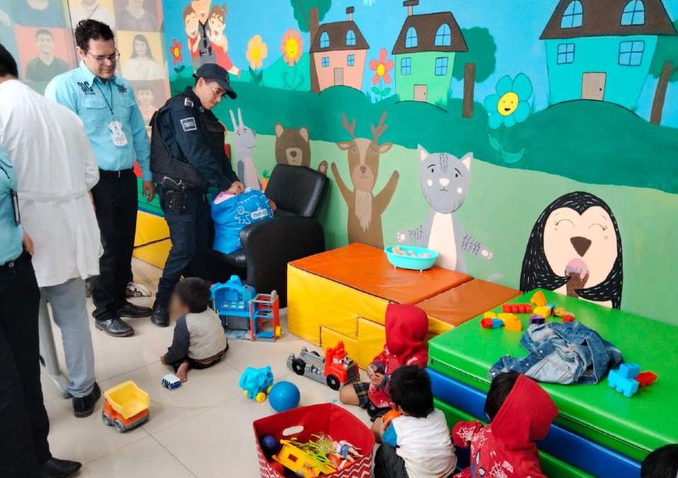 La Policía de Escobedo rescató a seis menores abandonados en una casa. | Cortesía