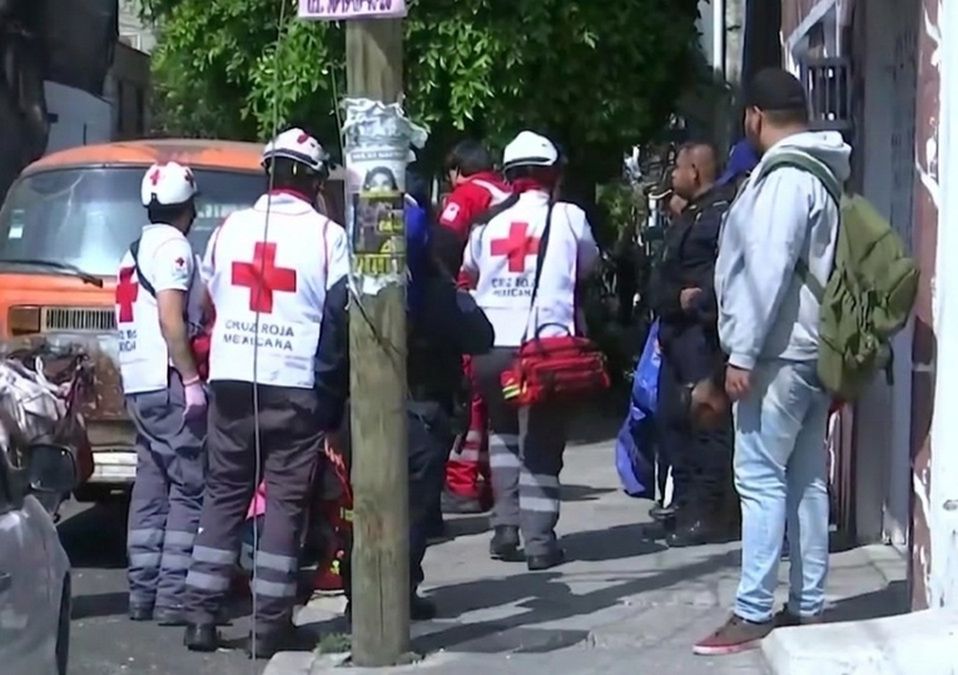 Luego de ver a la mujer herida, los policías detuvieron a su agresor en la calzada Vallejo, Azcapotzalco | Telediario