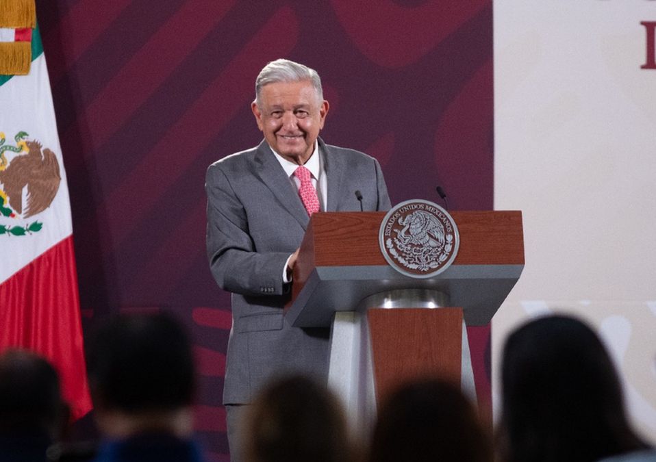 Libros de texto gratuitos fueron hechos por especialistas, asegura AMLO. |  Presidencia