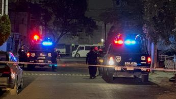 Paramédicos atendieron a la mujer herida y la trasladaron a un hospital de la localidad. | Ángel Mercado