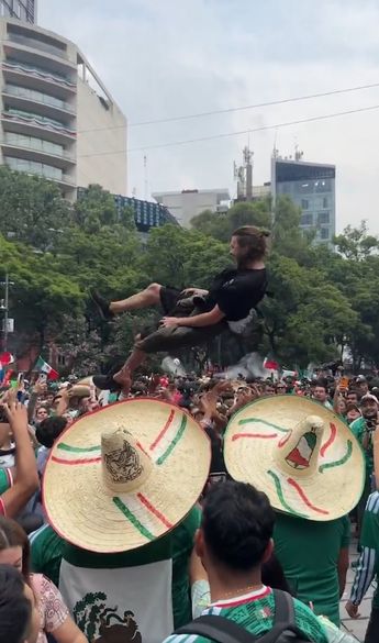 El 'quiere volar' es una dinámica de aficionados mexicanos donde arrojan a una persona por los aires para luego atraparla / Redes