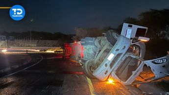 El conductor de la unidad perdió el control debido al peso de la carga | Marcela Cuevas.