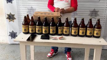 Durante la intervención, los policías municipales aseguraron bebidas alcohólicas, un celular, una cartera y dinero en efectivo. | Cristian Montelongo