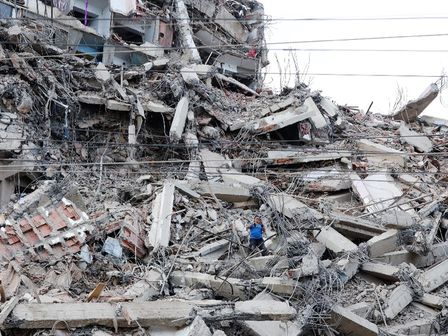 Trabajadores de rescate luchan por salvar a personas que quedaron atrapadas tras derrumbes por el terremoto. | AP