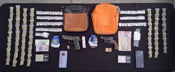 Armas y dosis de drogas aseguradas a los hombres detenidos. | Cortesía