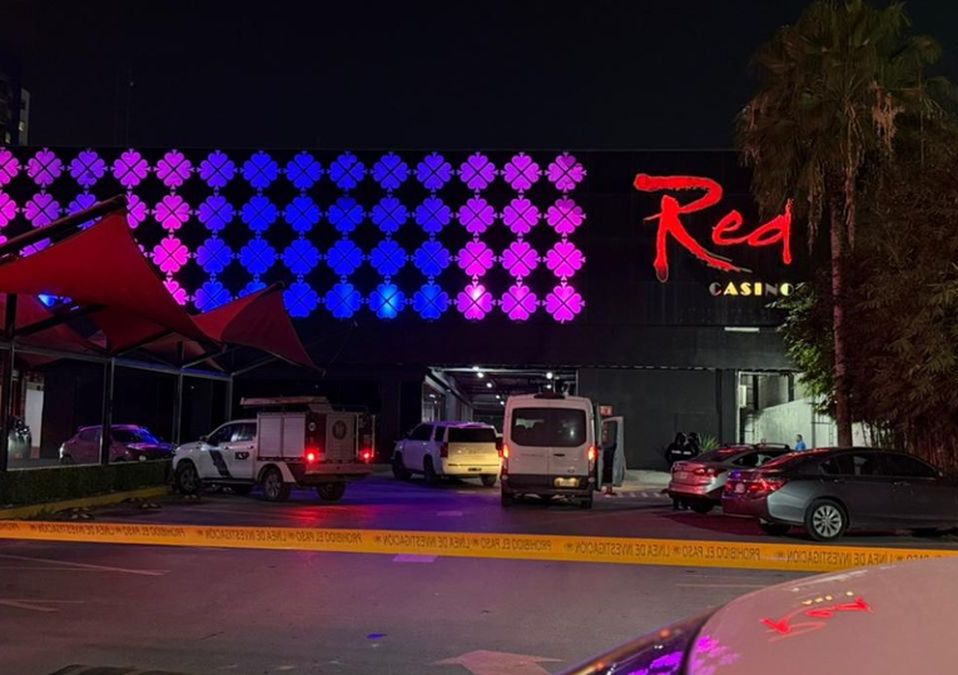Fiscalía de Nuevo León investiga tres casinos con cateos simultáneos, generando movilización policiaca y evacuación.| Especial