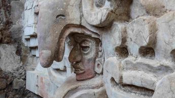 Un búho, ave que en la cosmovisión zapoteca simboliza la noche y la muerte, decora la entrada de la antecámara | INAH