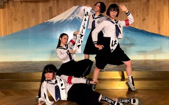 Atarashii Gakko! es una banda conocida por las canciones OTONABLUE, Tokyo Calling y Fly High | Especial