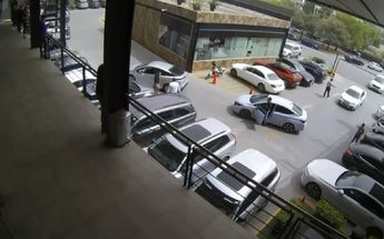 Clientes esperaban pasar al estacionamiento en medio de la pelea. | Especial