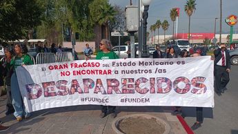 Se manifiestan colectivos de personas desaparecidas.