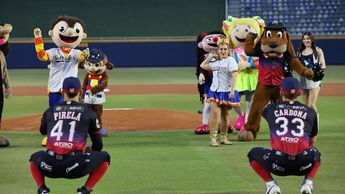 Antes del lanzamiento, Bely y "Cabeza de Melón" calentaron con los jugadores de Sultanes.| Roberto Alanis