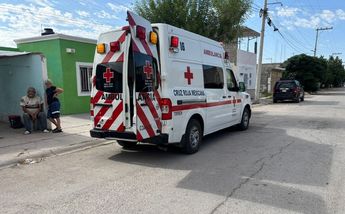 Tras ser estabilizados en la vivienda, ambos fueron trasladados en una ambulancia de la Cruz Roja.