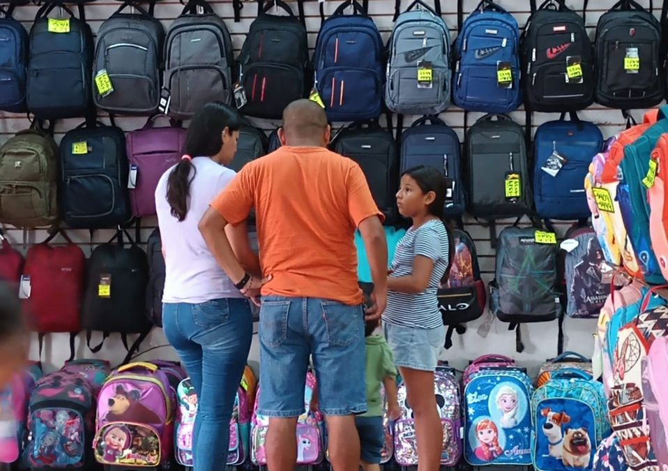 Padres de familia hacen últimas compras por regreso a clases en Centro de Monterrey / Erik Solheim Rocha