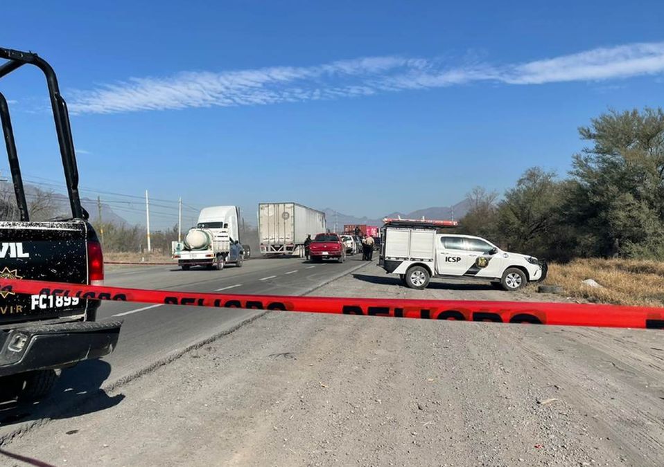 Cuerpos en carretera a Monclova. / Víctor González