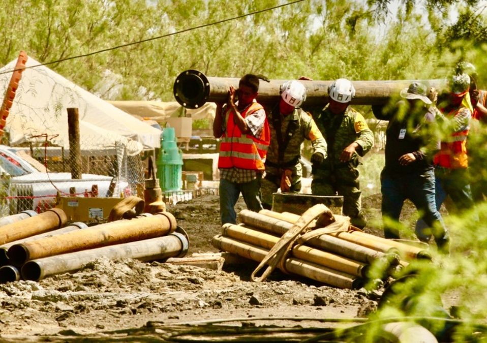 Se han bombeado al menos 125 mil metros cúbicos de agua desde que iniciaron los trabajos para sacar a los mineros./ Roberto Alanís