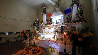 Los altares de 7 pisos se adornan con flores de cempasúchil, fruta, comida, fotografías de los difuntos e imágenes religiosas | Andrés Lobato