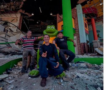 Ladrones posando con las ranas en Acapulco