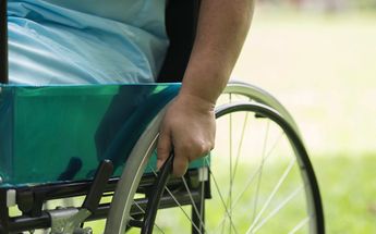 Persona en una silla de ruedas / Freepik