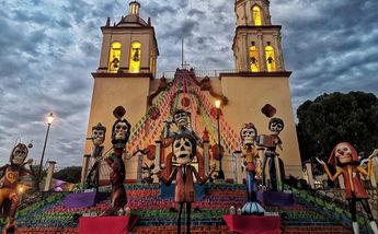 Altar de Muertos gigante en Santiago, Nuevo León. | Archivo