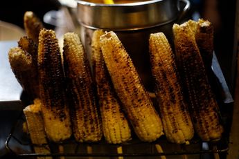El elote tatemado es uno de los 'antojitos' favoritos de la temporada. / Jorge López