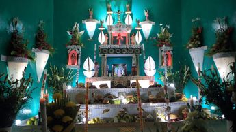 Cada uno de los pisos del altar significa el camino que pasan las almas en el Día de Muertos | Andrés Lobato