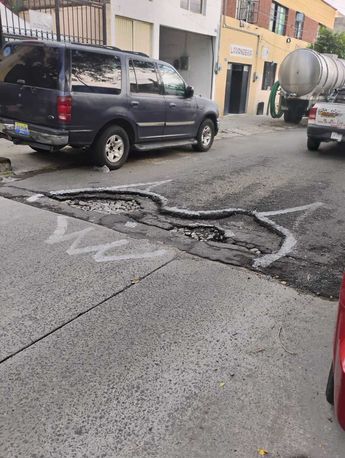 Algunos vecinos optan por pintar o poner señalamientos para alertar a los conductores. | Melissa Álvarez