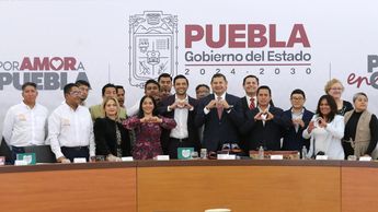 Productores de calzado locales que se encargarán de los zapatos escolares acompañaron a Armenta en conferencia de prensa | Gobierno Puebla