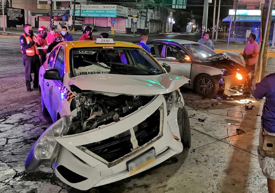 A pesar de lo aparatoso del accidente, no se registraron personas heridas. / Israel Santacruz