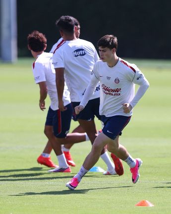 Parte de lo que fue el último entrenamiento de la 'Hormiga' con la indrumentaria de las Chivas | Chivas vía X