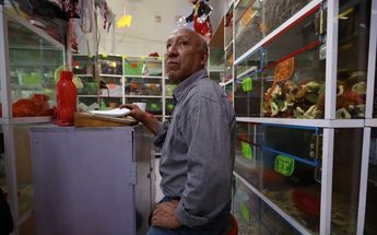 Locatario de la calle de los dulces en Puebla / Andrés Lobato