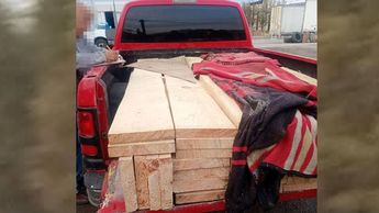 Los sujetos intentaron evadir a las autoridades tapando la madera con una cobija | Carlos Morales