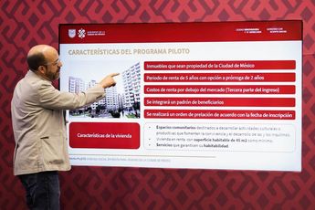 Inti Muñoz, titular de Seduvi, expone los criterios para construir vivienda social en renta./Cuartoscuro.