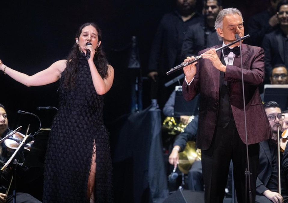 A Andrea Bocelli lo acompañaron Ximena Sariñana y Los Ángeles Azules, en el Zócalo capitalino | Armando Martínez