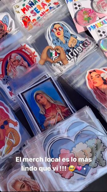 Merch a las afueras del Azteca. (@karolg)
