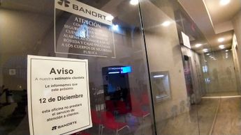 Algunas sucursales bancarias suelen avisar con anuncios las fechas en que no abrirán al público / Agencia EsImagen