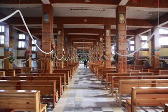En la planta baja se encuentra una iglesia para realizar misas / Andrés Lobato