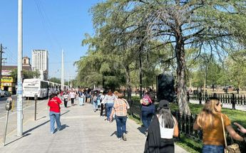Ciudadanos comenzaron a formarse para tomar camiones turísticos en la Alameda el sábado. | Martín Ocañas