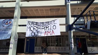 Manta colgada a manera de protesta por la muerte de Berenice Giles y Miguel Hernández en el edificio A4 de la Fes Aragón / Emily Giron