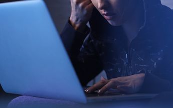 Mujer frente a una computadora / Freepik