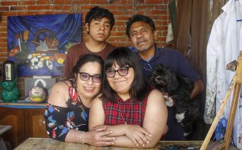 Familia de joven poblana con síndrome de Down graduada de Artes Plásticas / Melanie Torres.