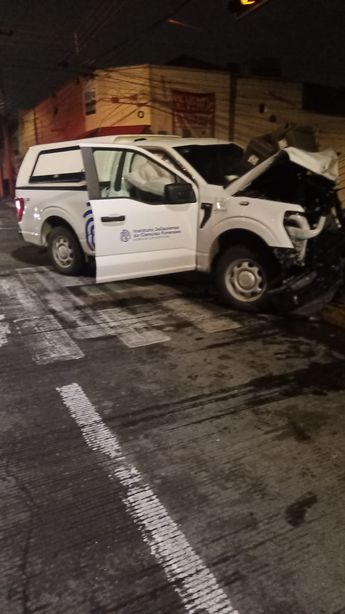 Camioneta chocada del Semefo / Juan Carlos Munguía