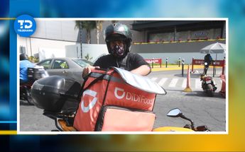 Los repartidores de comida por aplicación no tienen acceso gratuito a las plazas mientras esperan los pedidos./Juan Carlos Bautista.