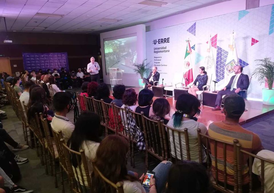 Director de AyD presenta en la U-ERRE plan para garantizar agua; buscan embajadores / Sandra González
