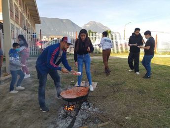 Los estudiantes disfrutaron de alimentos durante la convivencia. | Sandra González