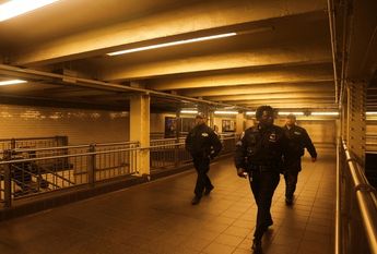 Policías de Nueva York buscan a sospechoso de tiroteo en estación del metro