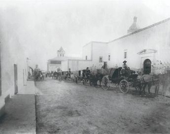 Lado lateral del templo de San Esteban, por la calle de Padre Flores. | Fototeca del Archivo Municipal.