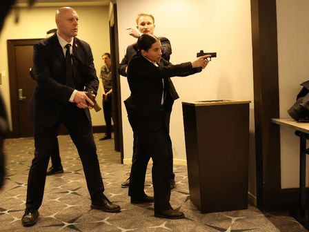 Agentes del Servicio Secreto responden durante la cena de corresponsales de la Casa Blanca | (Foto AP/Tom Brenner)