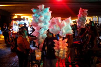 Los dulces y los antojitos son típicos para dar la caminata por el centro de Monterrey. / Jorge López