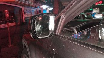 El dueño de la camioneta denunció que el hombre intentó quitar el espejo lateral. | Cortesía